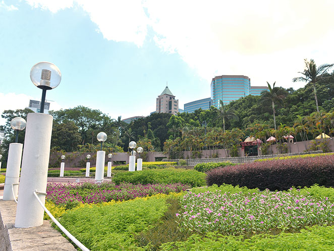 九龙公园园内的花坛与灯柱